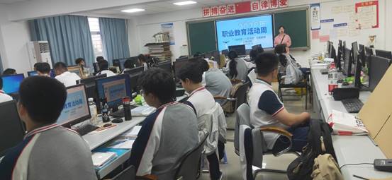 \"23物流班《“一技在手,一生无忧”职业教育宣传周主题教育》班会照片1\"